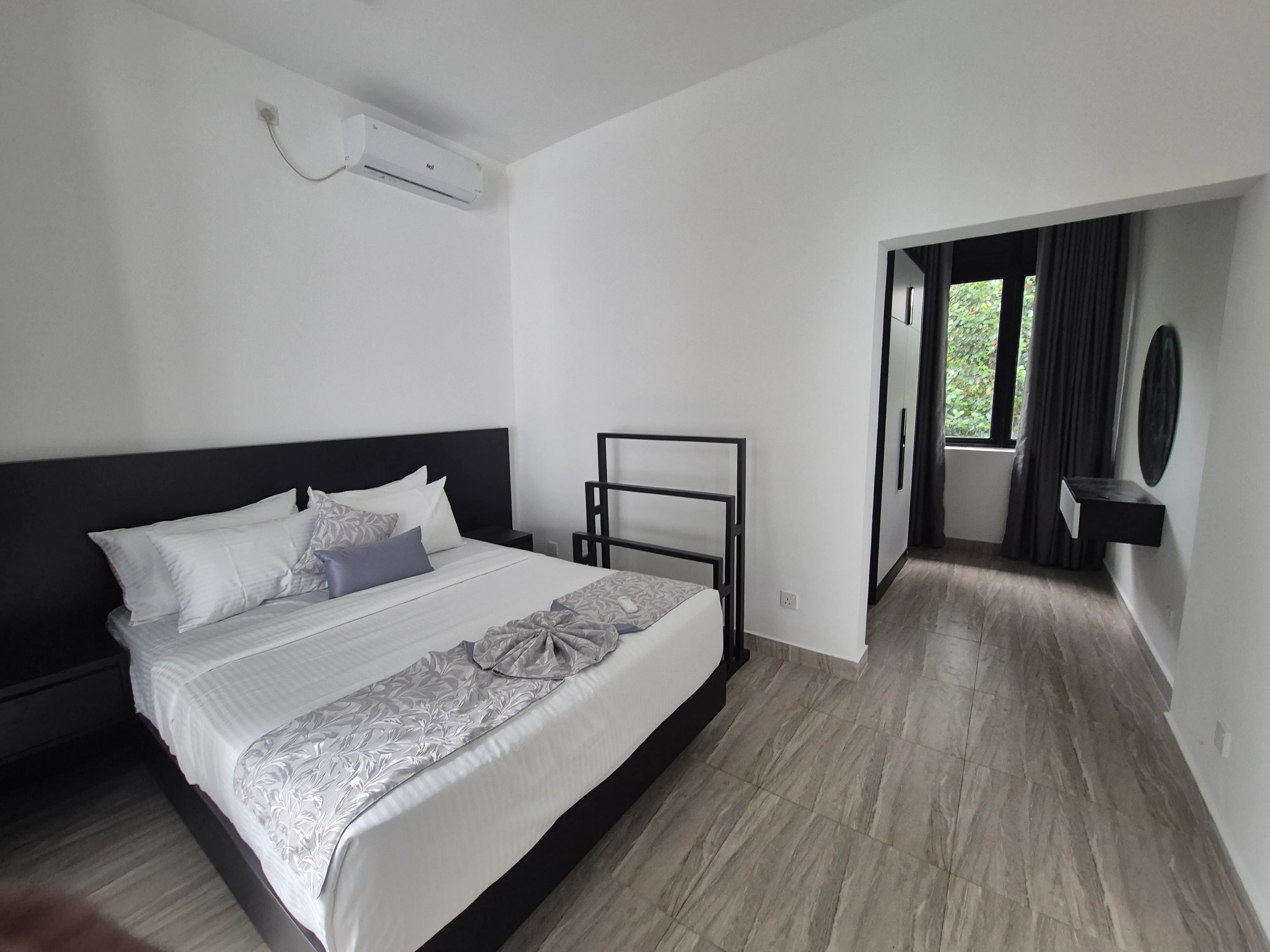 TenTwo upper suite bedroom with en-suite facilities and balcony Kandy